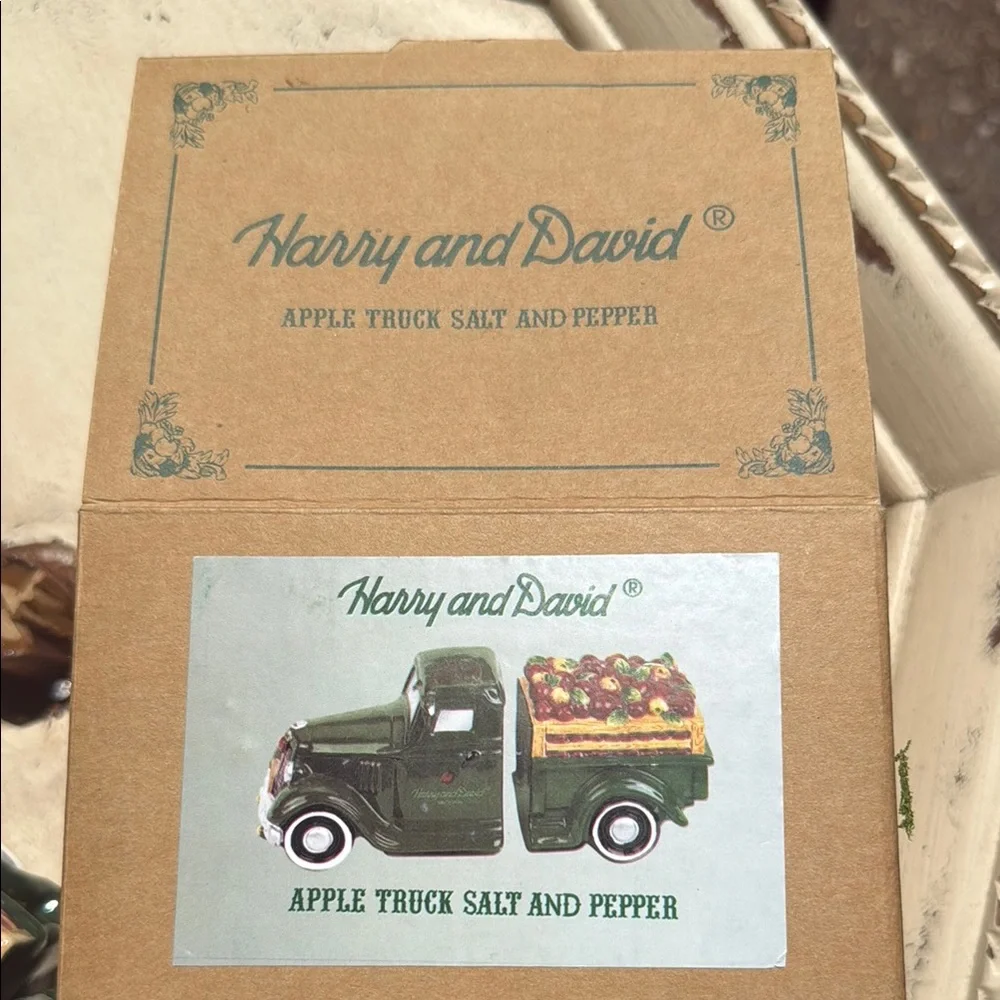 Ceramic vintage Apple Truck Salt & gift‎ Pepper Shaker Set in original box